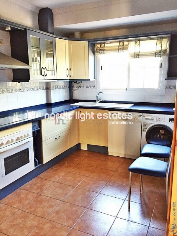 Very big terraced house with a garage for 2 cars 