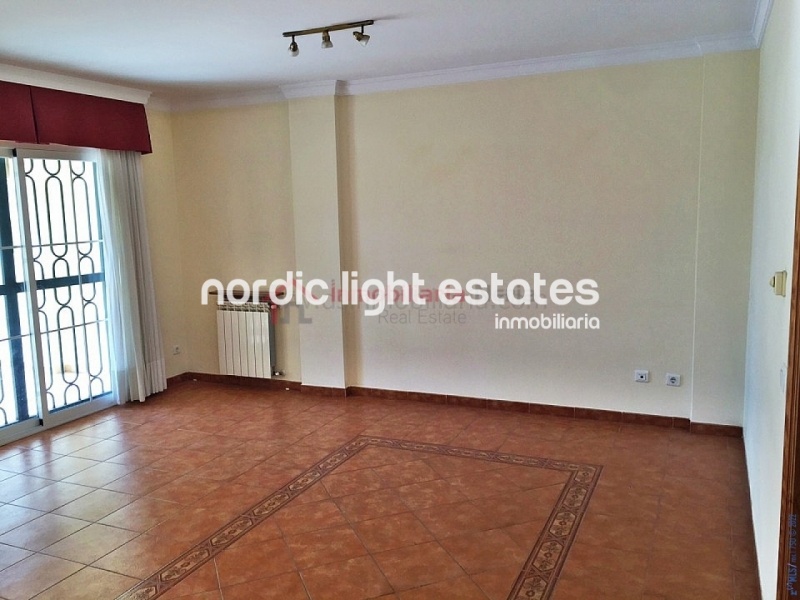 Very big terraced house with a garage for 2 cars 