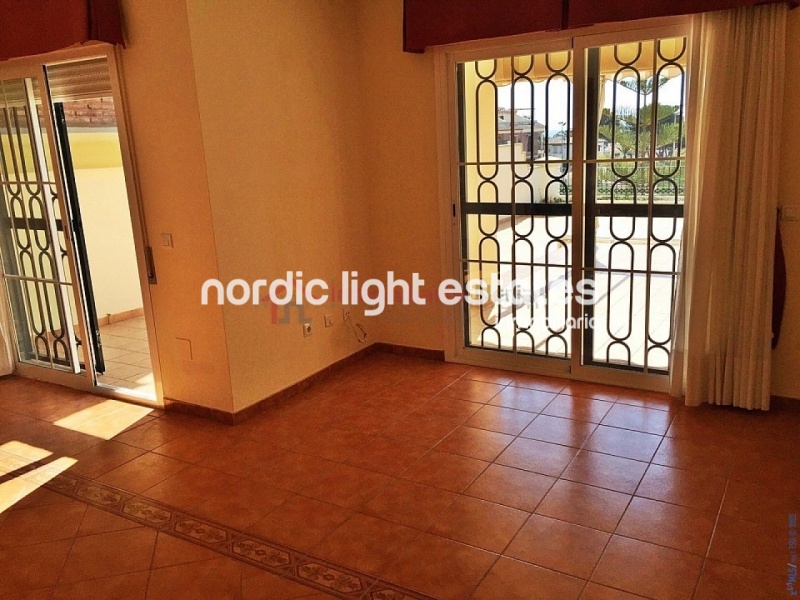 Very big terraced house with a garage for 2 cars 