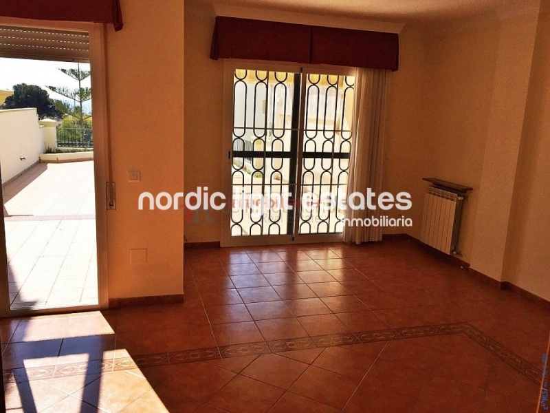 Very big terraced house with a garage for 2 cars 