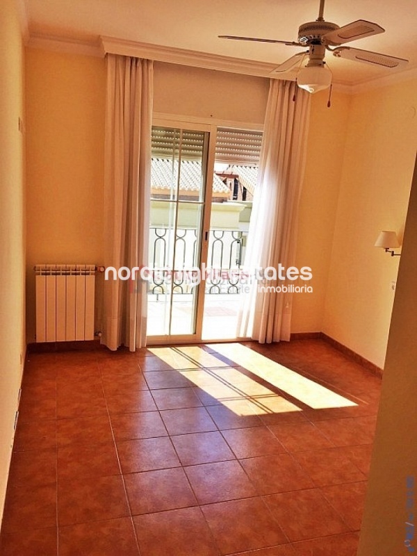 Very big terraced house with a garage for 2 cars 