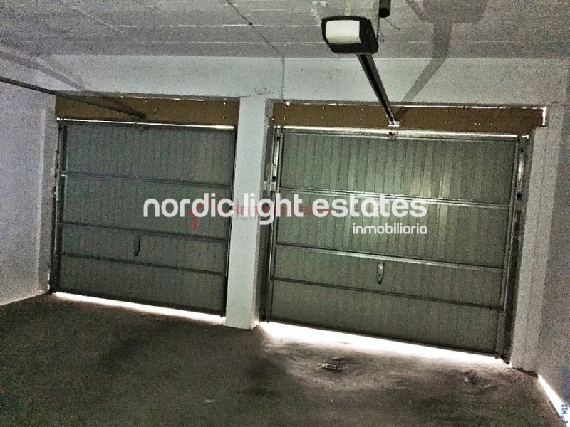 Very big terraced house with a garage for 2 cars 