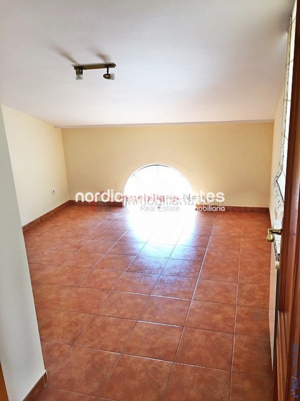 Very big terraced house with a garage for 2 cars 
