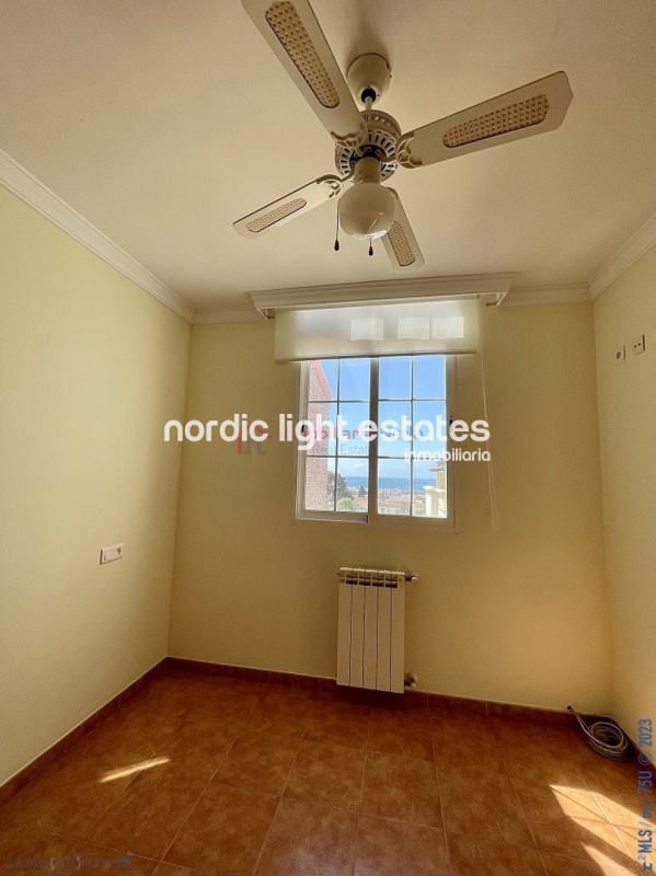 Very big terraced house with a garage for 2 cars 