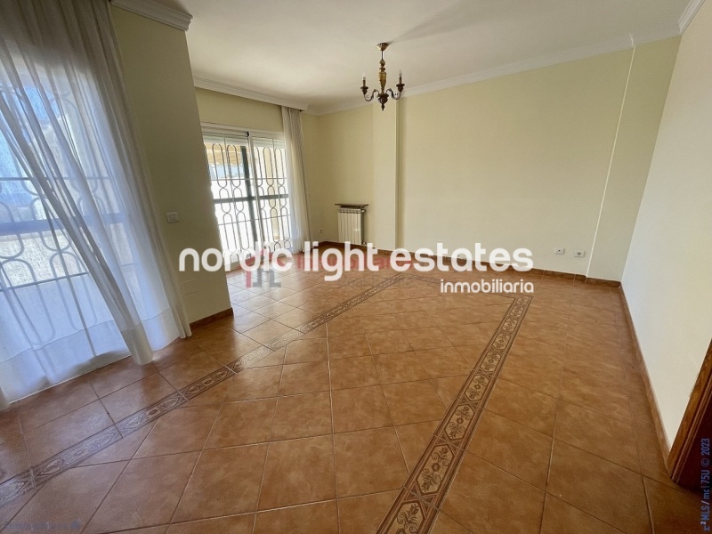 Very big terraced house with a garage for 2 cars 