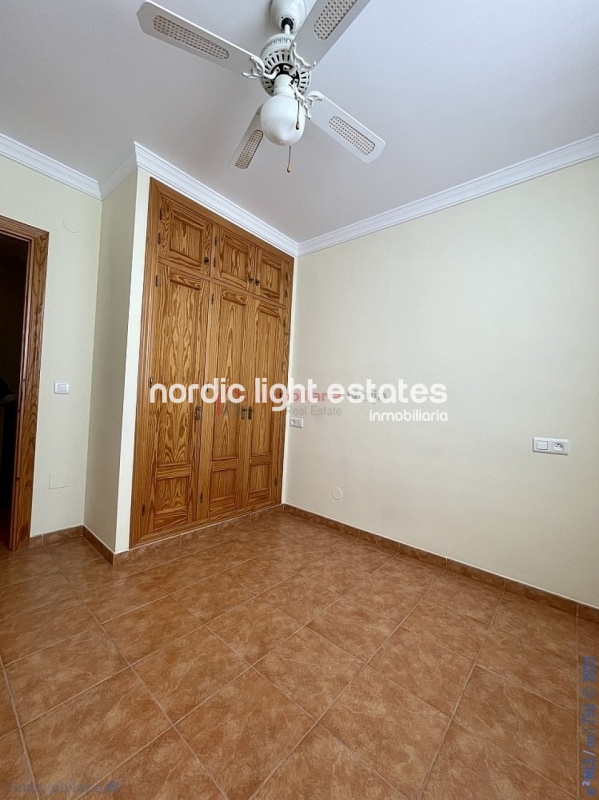 Very big terraced house with a garage for 2 cars 