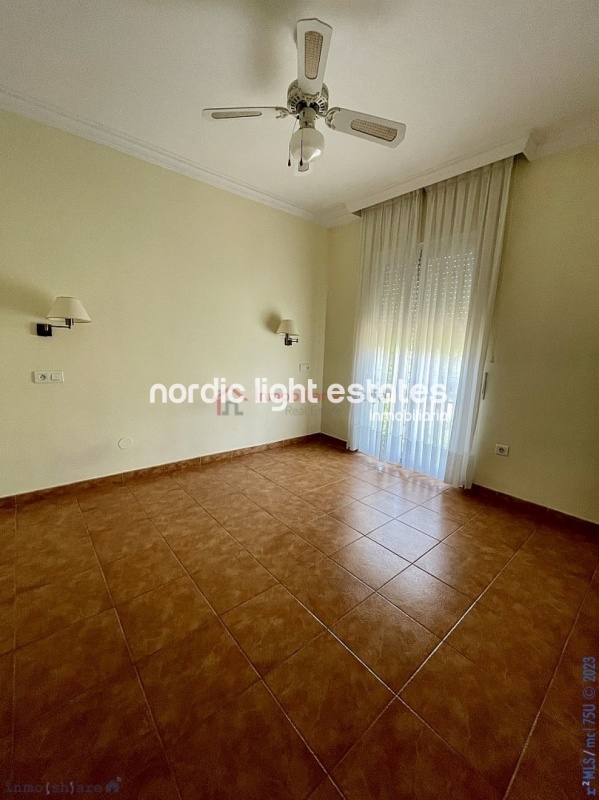 Very big terraced house with a garage for 2 cars 
