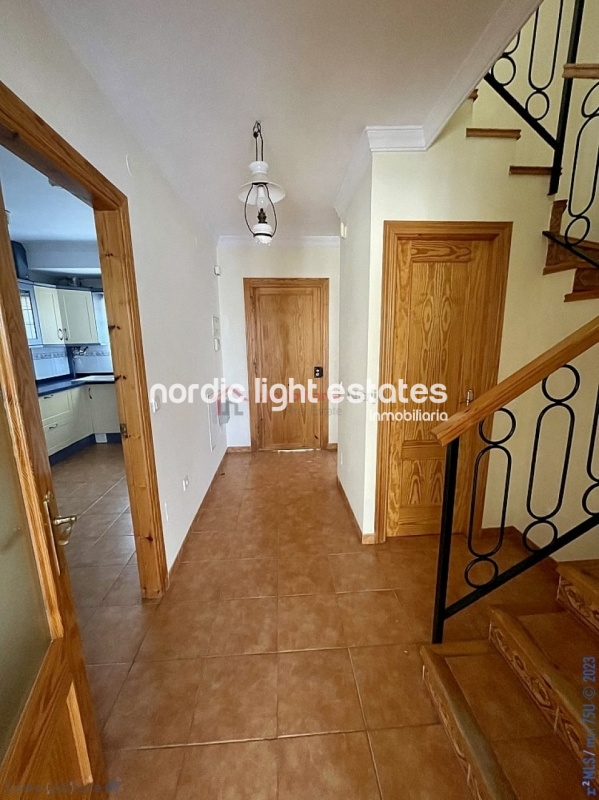Very big terraced house with a garage for 2 cars 