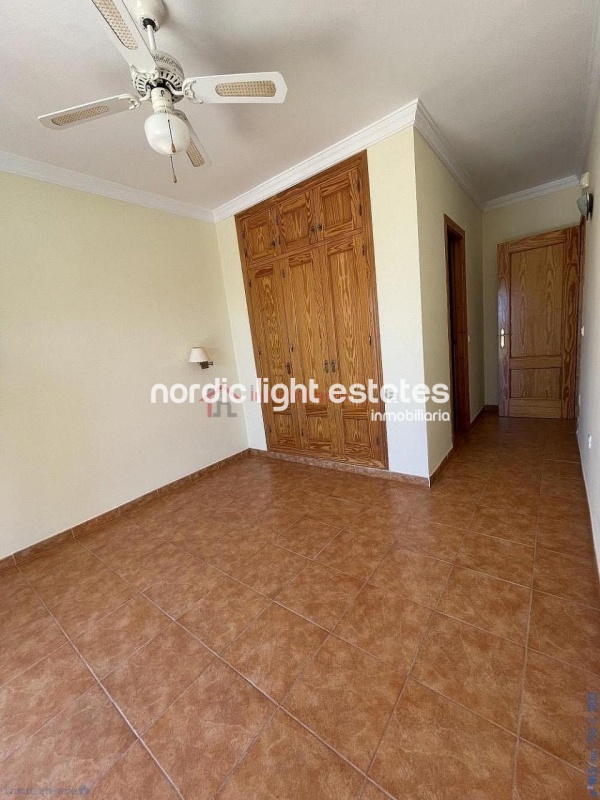 Very big terraced house with a garage for 2 cars 