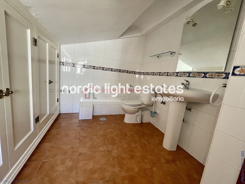 Very big terraced house with a garage for 2 cars 