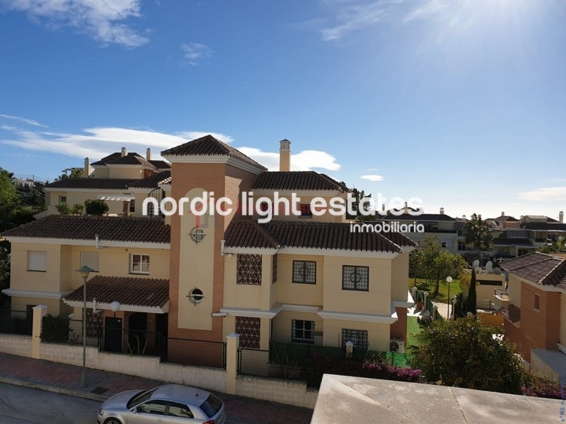 Great terraced house with garage + large storage room