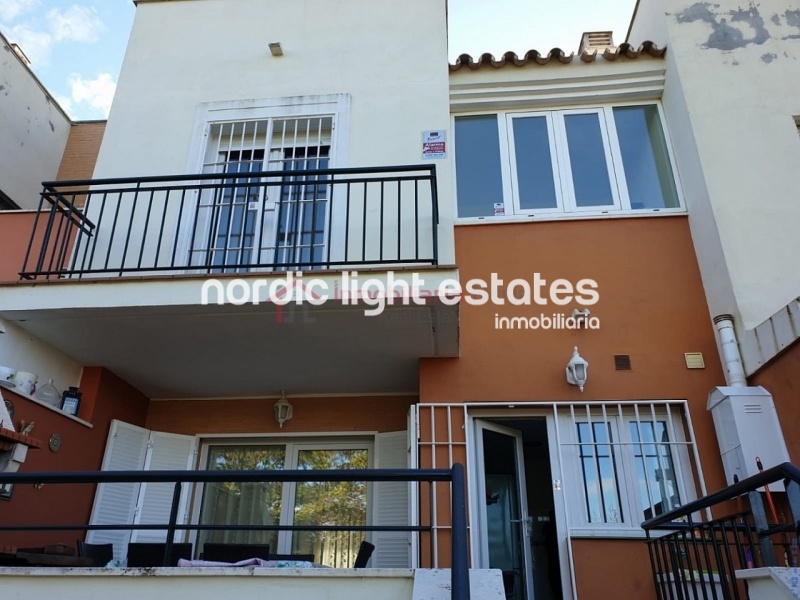 Great terraced house with garage + large storage room