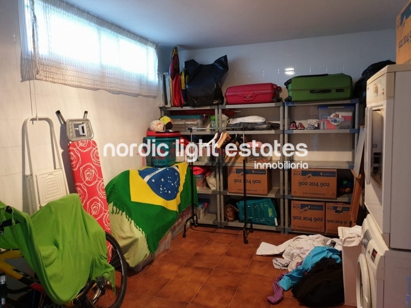 Great terraced house with garage + large storage room