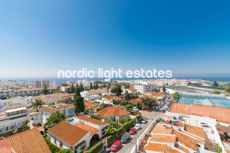 Apartamento con vistas al mar, parking y piscina