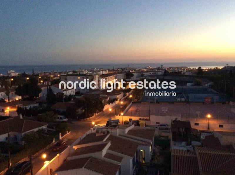 Apartamento con vistas al mar, parking y piscina