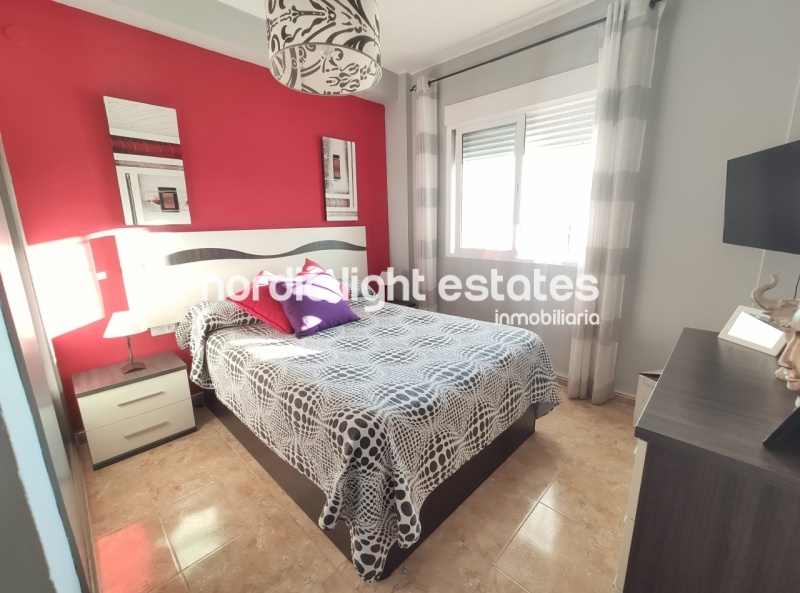 Apartamento con vistas al mar, parking y piscina