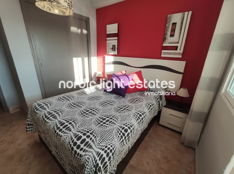 Apartamento con vistas al mar, parking y piscina