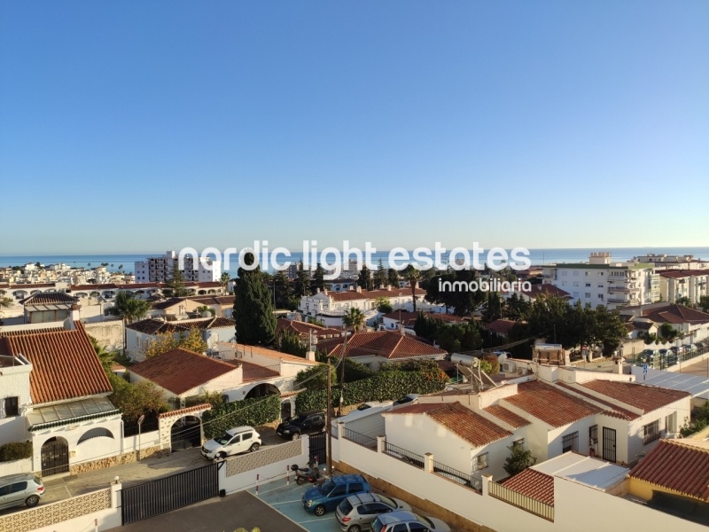 Apartamento con vistas al mar, parking y piscina