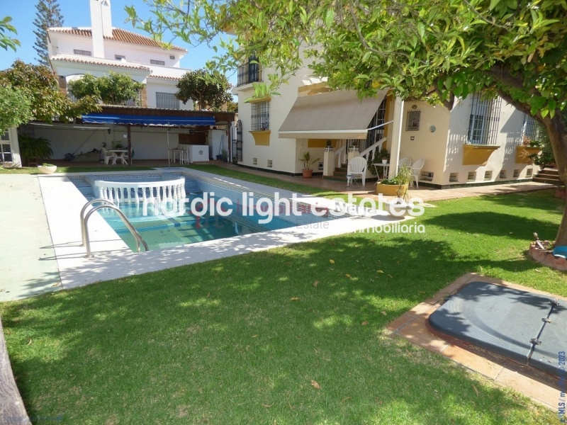 Villa con 6 dormitorios, jardín y piscina