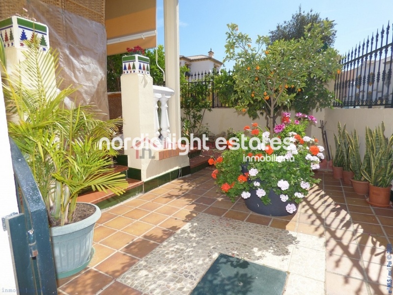 Villa con 6 dormitorios, jardín y piscina