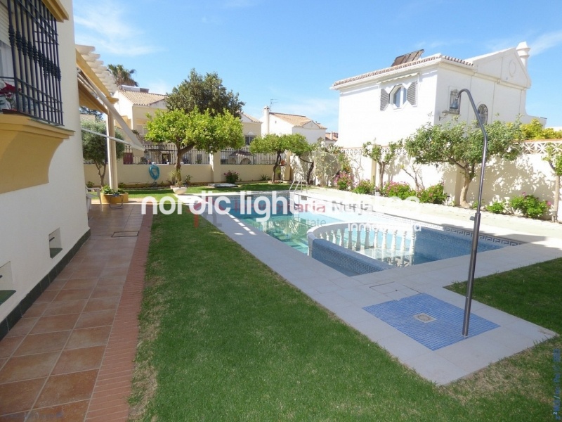 Villa con 6 dormitorios, jardín y piscina