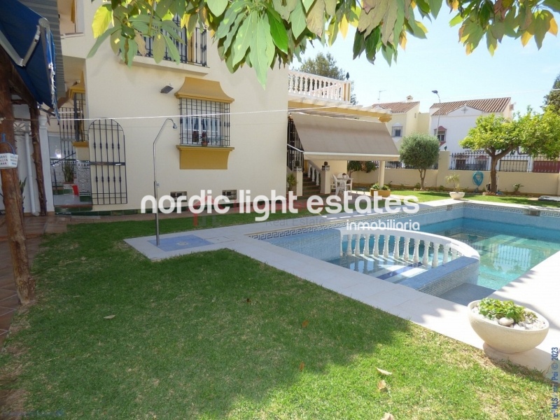 Villa con 6 dormitorios, jardín y piscina