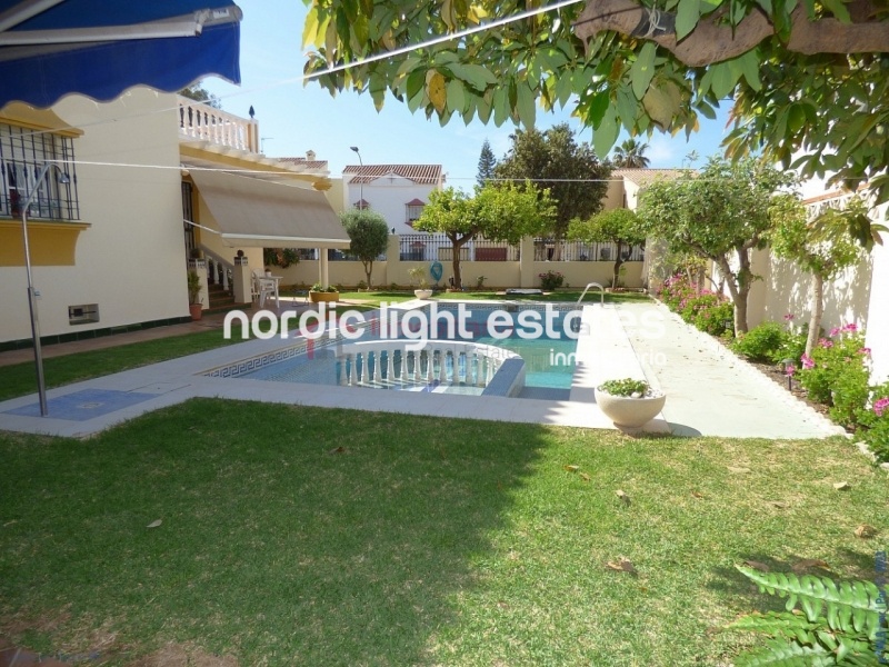 Villa con 6 dormitorios, jardín y piscina