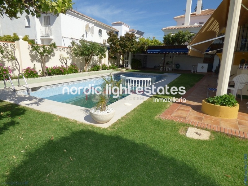 Villa con 6 dormitorios, jardín y piscina