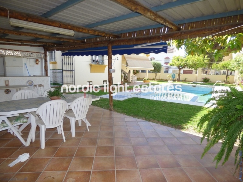 Villa con 6 dormitorios, jardín y piscina