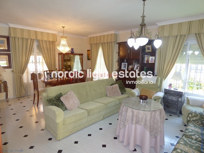 Villa con 6 dormitorios, jardín y piscina