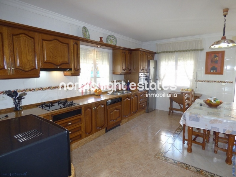 Villa con 6 dormitorios, jardín y piscina