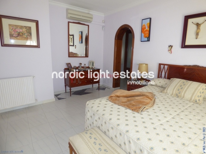 Villa con 6 dormitorios, jardín y piscina