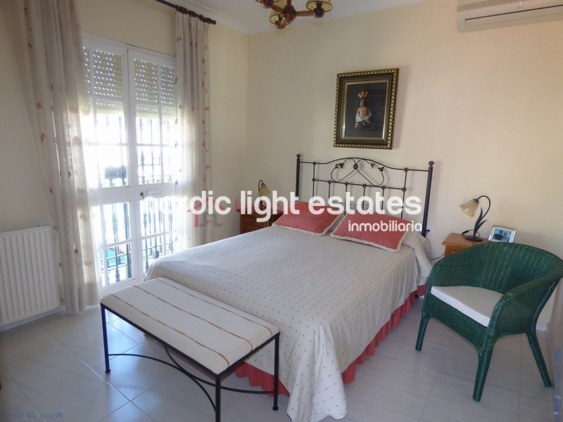 Villa con 6 dormitorios, jardín y piscina