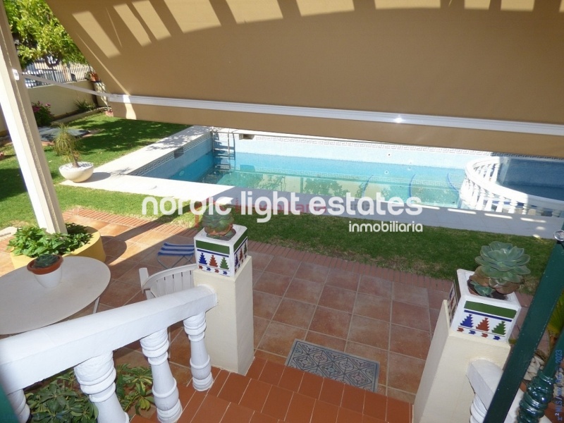 Villa con 6 dormitorios, jardín y piscina