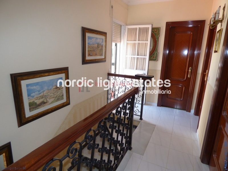 Villa con 6 dormitorios, jardín y piscina