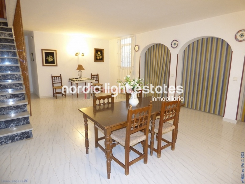 Villa con 6 dormitorios, jardín y piscina