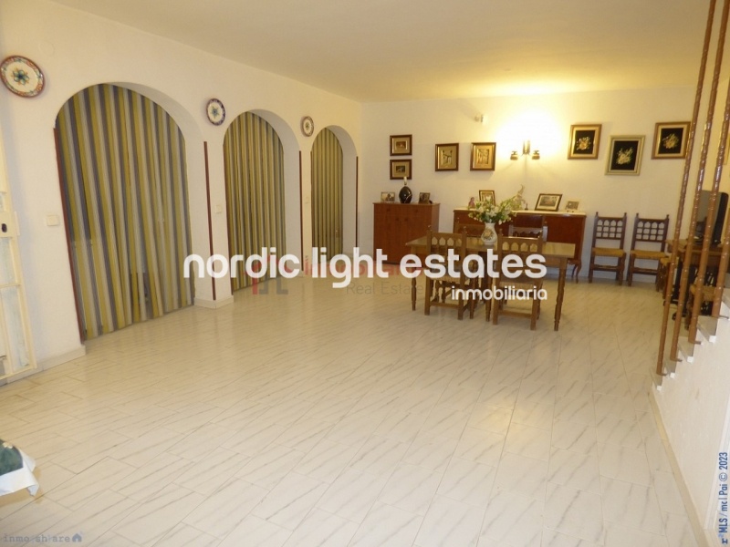 Villa con 6 dormitorios, jardín y piscina