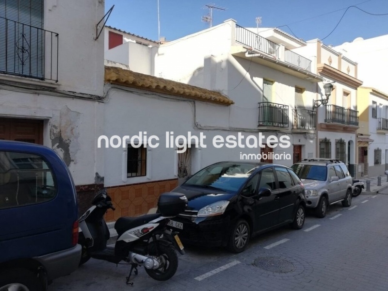 Townhouse to renovate, in the historic centre 