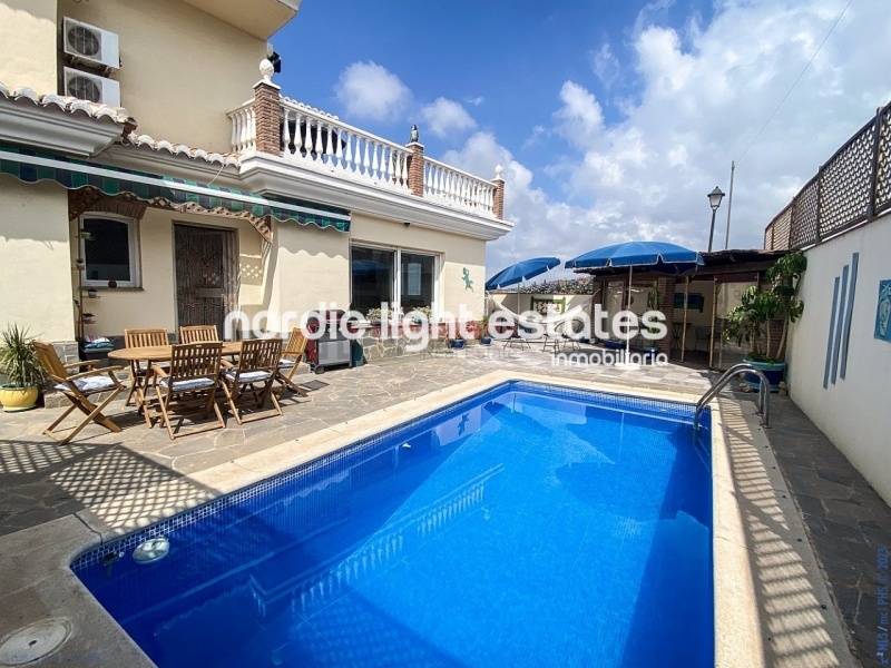 Gran villa independiente con cochera y piscina