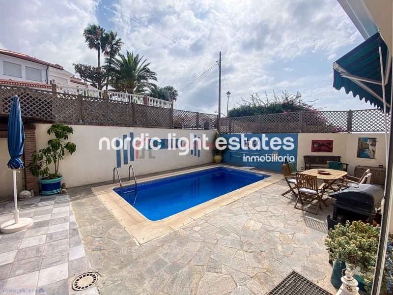 Gran villa independiente con cochera y piscina
