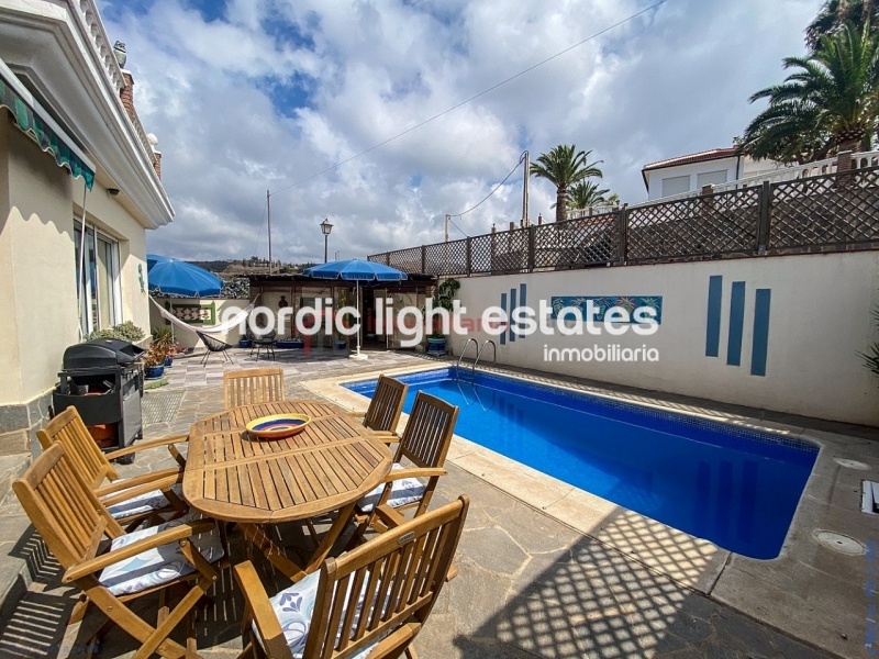 Gran villa independiente con cochera y piscina