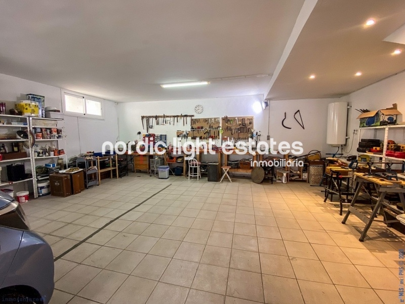 Gran villa independiente con cochera y piscina