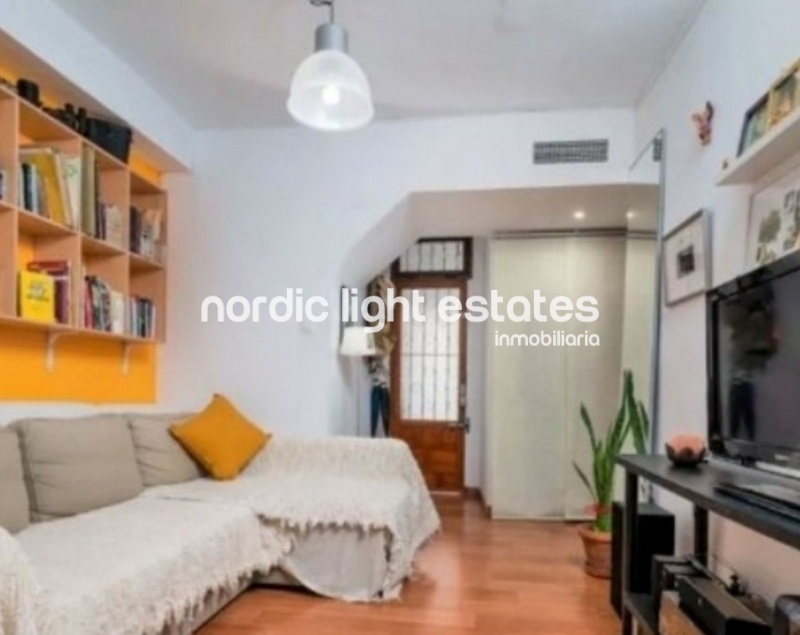 Apartment and 2 commercial premises in the centre of Nerja