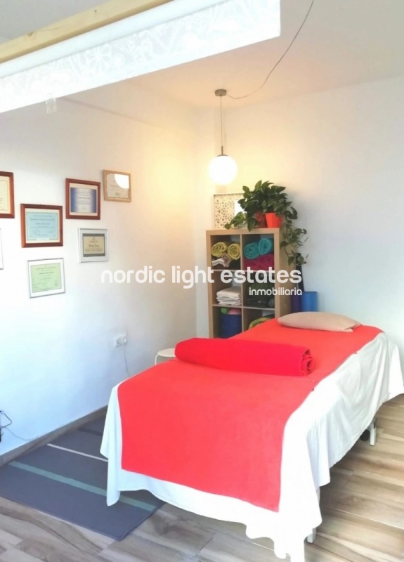 Apartment and 2 commercial premises in the centre of Nerja
