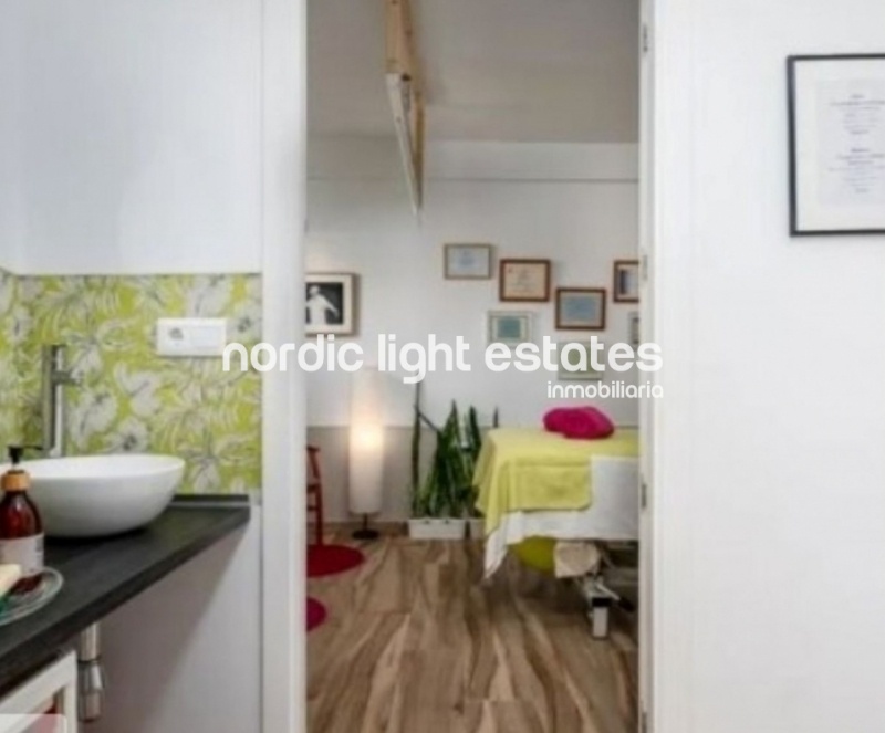 Apartment and 2 commercial premises in the centre of Nerja