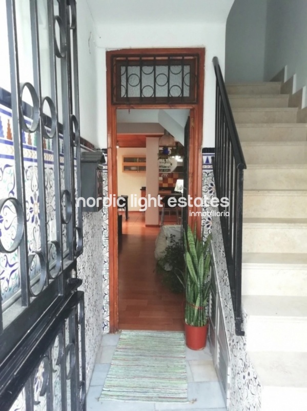 Apartment and 2 commercial premises in the centre of Nerja