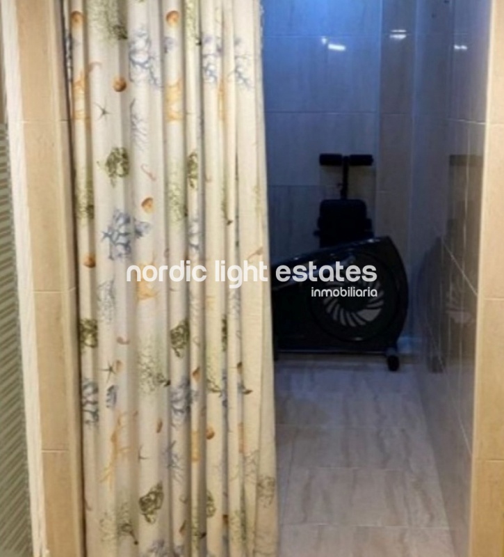 Casa adosada con piscina y parking comunitaria