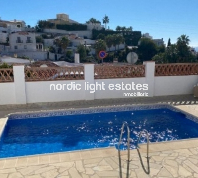Casa adosada con piscina y parking comunitaria