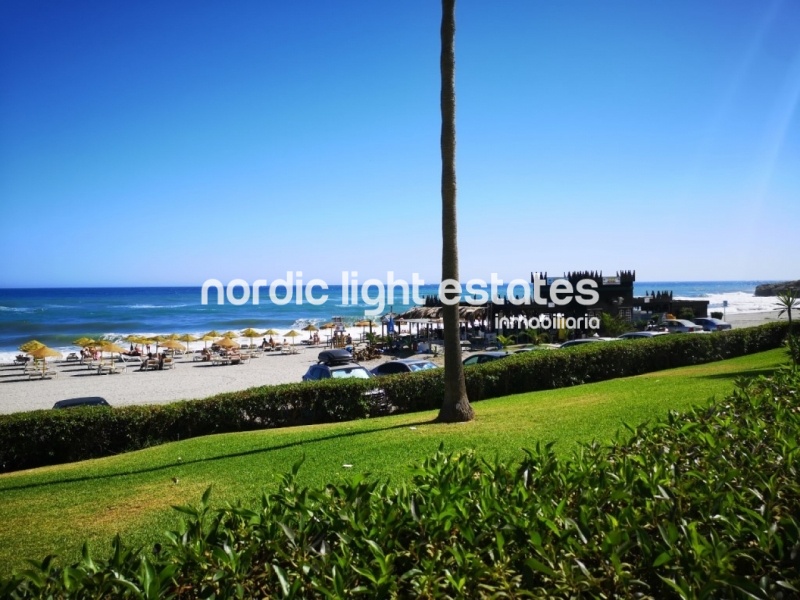 Beachfront apartment with parking space and store room