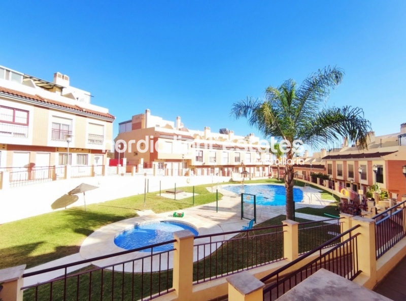 Como nuevo. Casa con parking, trastero y piscina